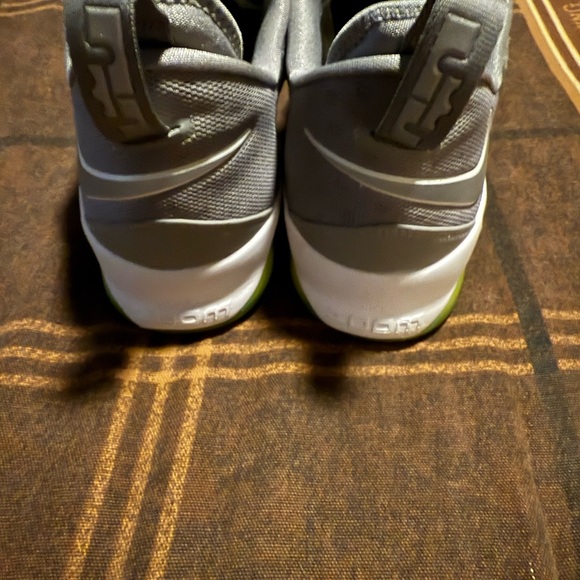 Nike LeBron James shoes gray and green size 12 - Picture 3 of 6